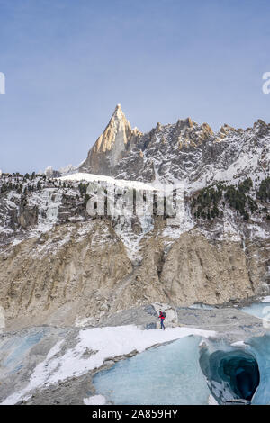 Ein trekker Spaziergänge auf Eis Höhle am Fuße des iguille du Plan in Chamonix. Stockfoto