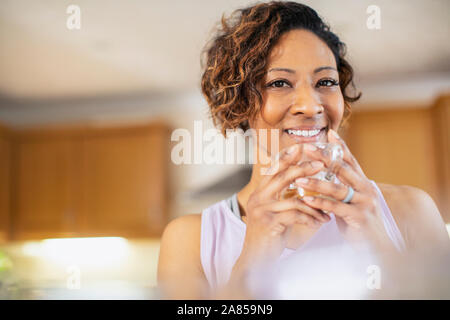 Porträt Lächeln, selbstbewusste Frau Tee trinken. Stockfoto