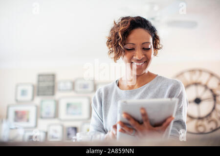 Lächelnde Frau mit digital-Tablette Stockfoto