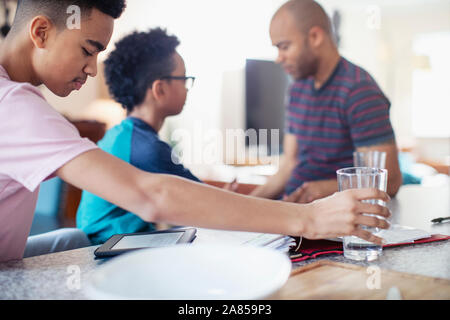 Vaters Kinder helfen bei den Hausaufgaben Stockfoto