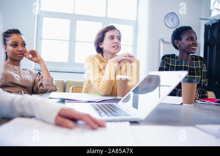 Geschäftsfrauen hören im Konferenzraum treffen Stockfoto