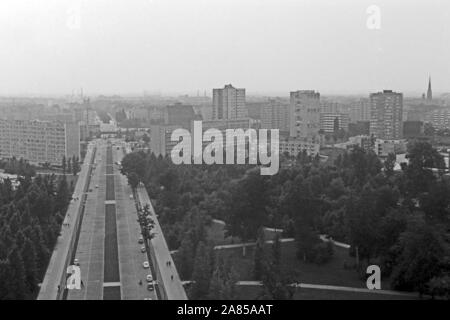 Blick von der Besucherplattform der Siegessäule in die Altonaer Straße in Richtung Hansaviertel in Berlin, Deutschland 1961. Blick von der Plattform in Berlin Siegessaeule, Altonaer Straße Straße in Richtung Hansaviertel Viertel, Deutschland 1961. Stockfoto