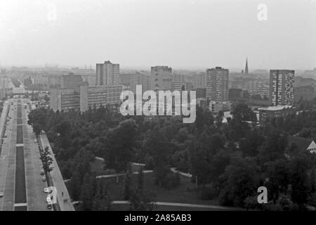 Blick von der Besucherplattform der Siegessäule in die Altonaer Straße in Richtung Hansaviertel in Berlin, Deutschland 1961. Blick von der Plattform in Berlin Siegessaeule, Altonaer Straße Straße in Richtung Hansaviertel Viertel, Deutschland 1961. Stockfoto