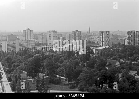 Blick von der Besucherplattform der Siegessäule in die Altonaer Straße in Richtung Hansaviertel in Berlin, Deutschland 1961. Blick von der Plattform in Berlin Siegessaeule, Altonaer Straße Straße in Richtung Hansaviertel Viertel, Deutschland 1961. Stockfoto