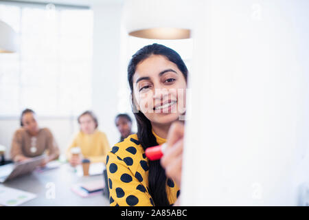 Lächelnd Geschäftsfrau führende Konferenz Zimmer meeting Stockfoto