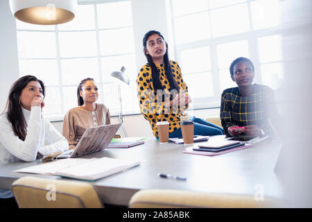 Aufmerksame Geschäftsfrauen im Konferenzraum treffen hören Stockfoto
