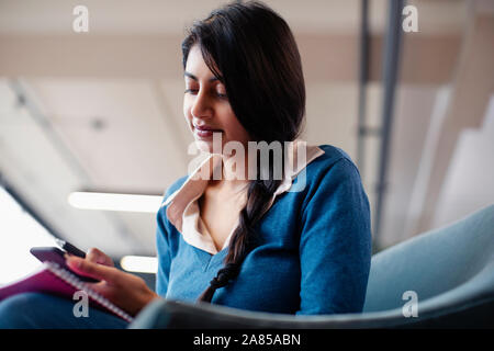 Geschäftsfrau mit Smartphone Stockfoto