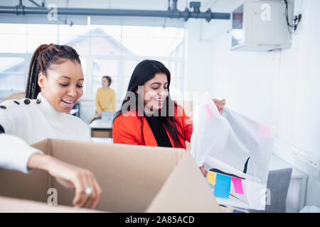 Geschäftsfrauen Auspacken der neuen Office Stockfoto