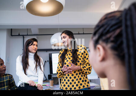 Unternehmerinnen im Zimmer Tagung sprechen Stockfoto