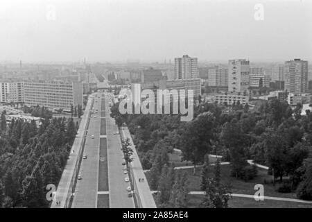 Blick von der Besucherplattform der Siegessäule in die Altonaer Straße in Richtung Hansaviertel in Berlin, Deutschland 1961. Blick von der Plattform in Berlin Siegessaeule, Altonaer Straße Straße in Richtung Hansaviertel Viertel, Deutschland 1961. Stockfoto