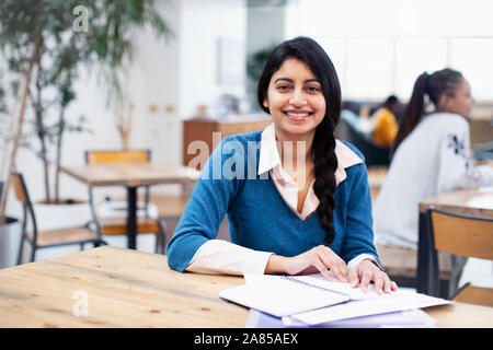 Portrait zuversichtlich, Lächeln, Geschäftsfrau, die Arbeit im Büro Stockfoto