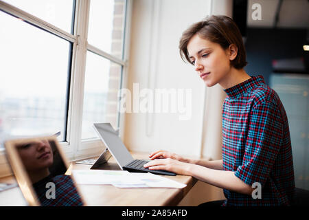 Geschäftsfrau arbeiten bei digitalen Tablette im Büro Stockfoto