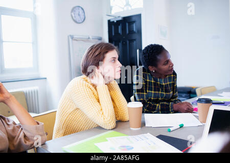 Aufmerksame Geschäftsfrauen im Konferenzraum treffen hören Stockfoto
