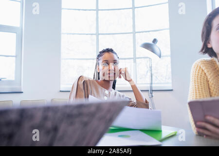 Aufmerksam zuhören in Zimmer Tagung Geschäftsfrau Stockfoto