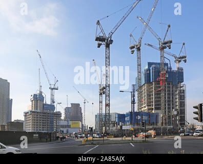 Krane surround Bauarbeiten an der Vauxhall Cross, London. Zeigt die Arbeiten an der neuen Nine Elms Entwicklung (Mitte und rechts), zwei Wohntürme. Stockfoto