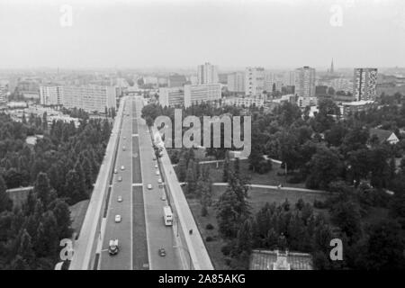 Blick von der Besucherplattform der Siegessäule in die Altonaer Straße in Richtung Hansaviertel in Berlin, Deutschland 1961. Blick von der Plattform in Berlin Siegessaeule, Altonaer Straße Straße in Richtung Hansaviertel Viertel, Deutschland 1961. Stockfoto