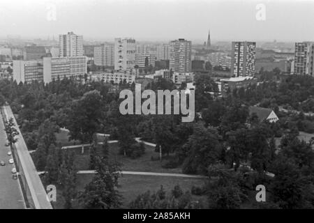 Blick von der Besucherplattform der Siegessäule in die Altonaer Straße in Richtung Hansaviertel in Berlin, Deutschland 1961. Blick von der Plattform in Berlin Siegessaeule, Altonaer Straße Straße in Richtung Hansaviertel Viertel, Deutschland 1961. Stockfoto