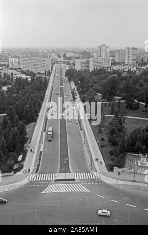 Blick von der Besucherplattform der Siegessäule in die Altonaer Straße in Richtung Hansaviertel in Berlin, Deutschland 1961. Blick von der Plattform in Berlin Siegessaeule, Altonaer Straße Straße in Richtung Hansaviertel Viertel, Deutschland 1961. Stockfoto