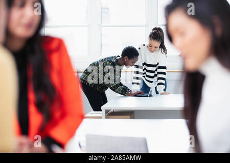 Unternehmerinnen arbeiten im neuen Büro Stockfoto