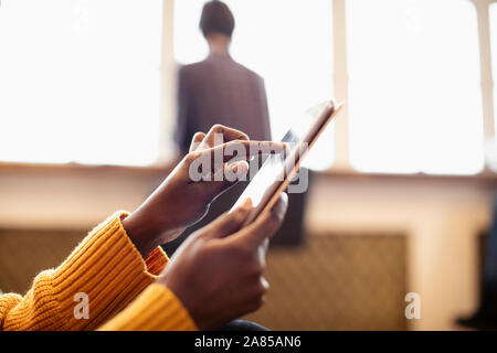 Geschäftsfrau mit digital-Tablette hautnah Stockfoto