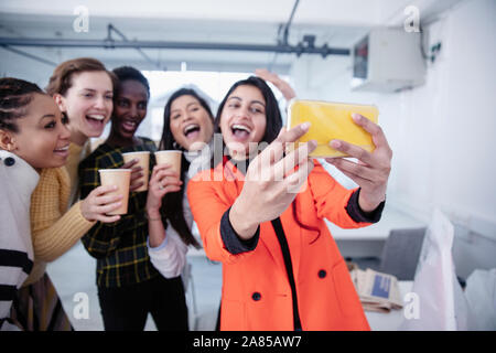 Happy Geschäftsfrauen feiern, wobei selfie im Büro Stockfoto