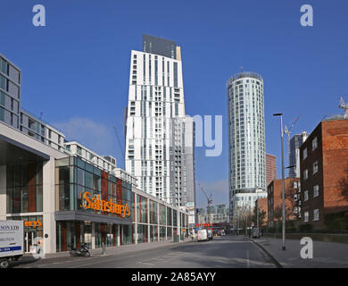 Neue Sainsburys Supermarkt auf die Wandsworth Road, South London, UK. Neue wohntürme an der Vauxhall darüber hinaus gezeigt. Stockfoto