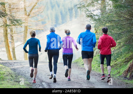 Familie Jogging auf Trail im Wald Stockfoto