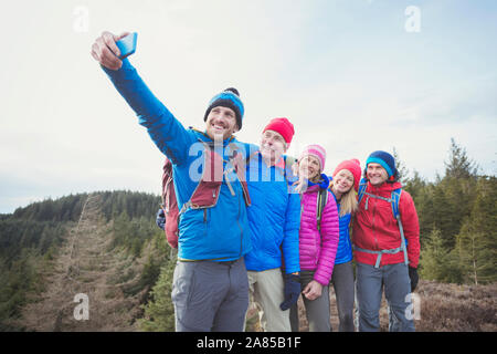 Glückliche Familie wandern, wobei selfie in Wäldern Stockfoto