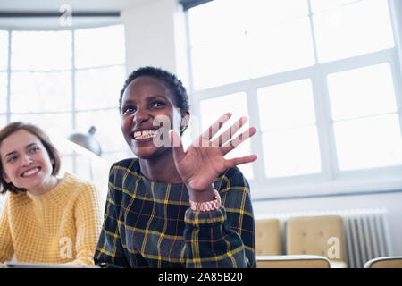 Happy Geschäftsfrau im Gespräch in Sitzung Stockfoto