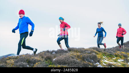 Freunde Jogging auf Winter Trail Stockfoto