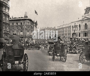 Von "Der beschreibende Album von London" von George H Birke 1896-Text extrahieren: "PICCADILLY CIRCUS ist der offene Raum an der Nahtstelle zwischen Piccadilly und Regent Street, Regent Street South, Coventry Street, Shaftesbury Avenue, und Glasshouse Street. Die thoroughfarecalled Piccadilly reicht für ungefähr eine Meile von der Haymarket bis Hyde Park Corner. Die Nordseite wird durch Häuser und Geschäfte besetzt; der Südseite, der Hyde Park, Devonshire House, besteht aus dem Green Park, der mit seinen schönen alten Bäumen und Gras bewachsene Hänge, ist eine der schönen Plätze von London. Piccadilly ist sehr fash Stockfoto