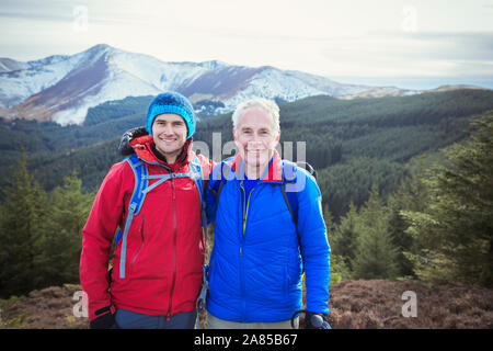 Portrait gerne Vater und Sohn wandern mit malerischen Bergen im Hintergrund, Lake District, Großbritannien Stockfoto