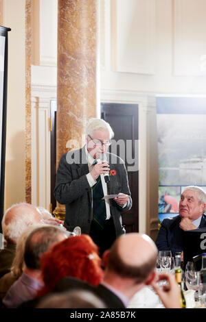 John McEwen in den Oldie literarische Mittagessen; 05/11/19. Stockfoto