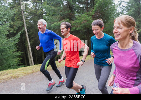 Familie Jogging auf Trail im Wald Stockfoto