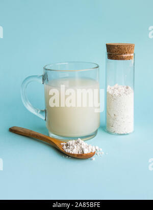 Kieselgur auch als Kieselgur gemischt in Glas Wasser bekannt, die für den menschlichen Körper Detox Konzept gut. Stockfoto