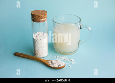 Kieselgur auch als Kieselgur gemischt in Glas Wasser bekannt, die für den menschlichen Körper Detox Konzept gut. Stockfoto