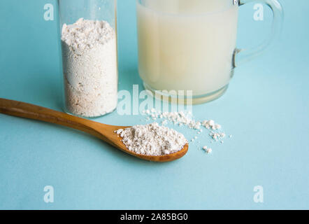 Kieselgur auch als Kieselgur gemischt in Glas Wasser bekannt, die für den menschlichen Körper Detox Konzept gut. Stockfoto