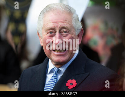 Der Prinz von Wales bei einem Besuch in Swiss Cottage Farmers' Market in London. Stockfoto