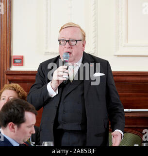 Simon Heffer in den Oldie literarische Mittagessen 05/11/19. Stockfoto