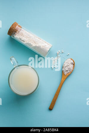 Kieselgur auch als Kieselgur gemischt in Glas Wasser bekannt, die für den menschlichen Körper Detox Konzept gut. Stockfoto