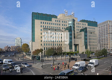 Die SIS-Gebäude auf der Themse bei Vauxhall Cross, London. Hauptsitz der britischen besondere Intelligenz Dienstleistungen oder MI 6. Von Terry Farrell konzipiert Stockfoto