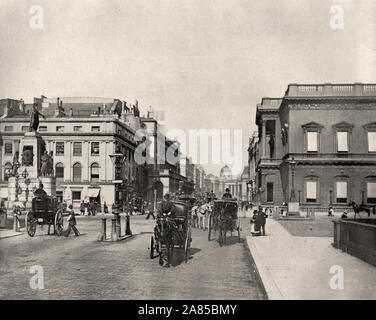 Von "Der beschreibende Album von London" von George H Birke 1896-Text extrahieren: "Waterloo Place ist ein quadratischer Raum links von Pall Mall, und in der Mitte steht der Wachen Memorial, oder Krim-Denkmal, zur Erinnerung an die 2.162 omcers und Soldaten der Wachen, die in den russischen Krieg getötet wurden errichtet. Eine Abbildung des Sieges, mit Lorbeerkranz, überwindet eine Granitsockel, unten sind die Zahlen von drei Gardisten, und eine Trophäe von Gewehren an Sebastopol erfasst. Die Namen von Alma, Inkerman und Sebastopol sind an den Seiten eingeschrieben. Fünf weitere Denkmäler sind im südlichen Teil der Waterlo Stockfoto