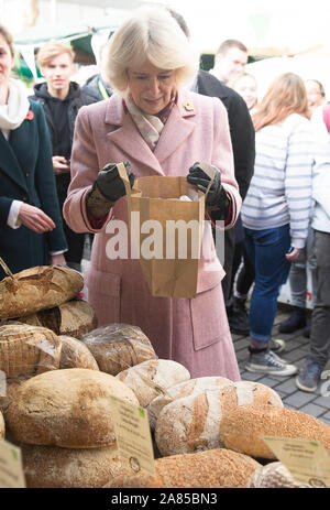 Die Herzogin von Cornwall beim Bäcker bei einem Besuch in Swiss Cottage Farmers' Market in London. Stockfoto