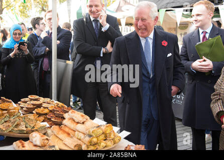 Der Prinz von Wales an der Popina Bäckerei bei einem Besuch in Swiss Cottage Farmers' Market in London. Stockfoto