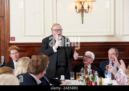 Simon Heffer in den Oldie literarische Mittagessen 05/11/19. Stockfoto