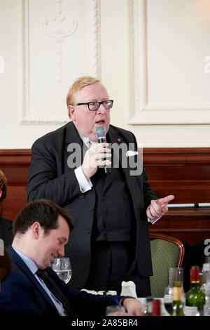 Simon Heffer in den Oldie literarische Mittagessen 05/11/19. Stockfoto