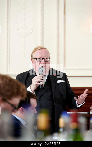 Simon Heffer in den Oldie literarische Mittagessen 05/11/19. Stockfoto