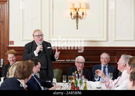 Simon Heffer in den Oldie literarische Mittagessen 05/11/19. Stockfoto