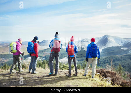 Familie wandern, am malerischen Bergblick suchen, Lake District, Großbritannien Stockfoto