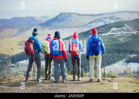 Familie wandern, am malerischen Bergblick suchen, Lake District, Großbritannien Stockfoto